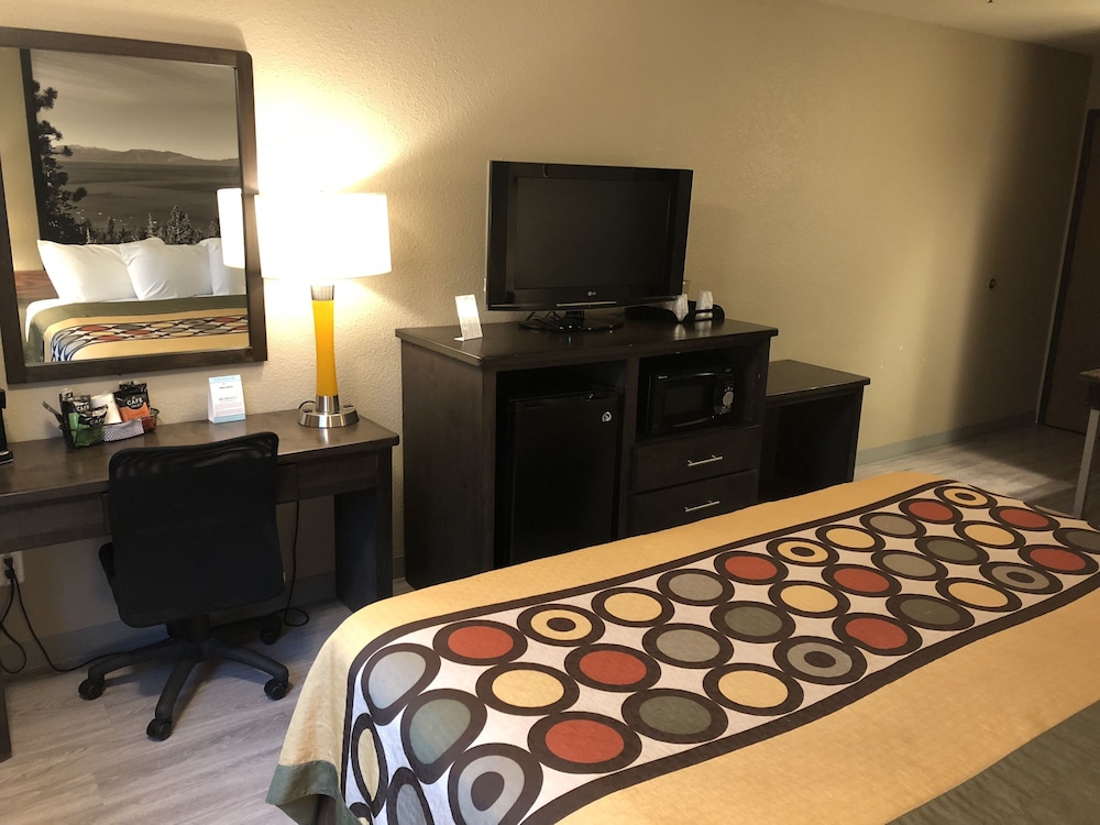 Super 8 by Wyndham Redding 16/19