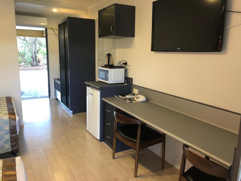 Oxley Motor Inn 24/43