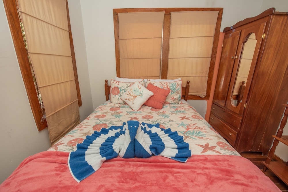 Bella Vista Guesthouse Cabins 14/84