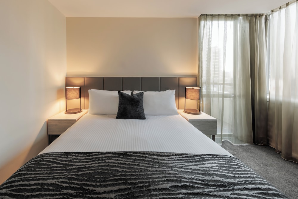 SUPERIOR, QUEEN BED