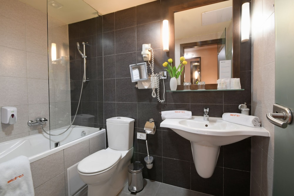 Honest Budapest by Chic & Basic 78/81