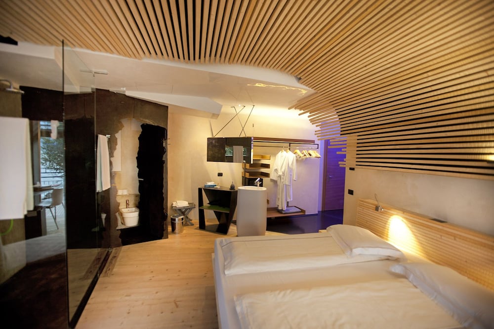 Bellevue, Suite, Queen Bed, Lake View, Balcony