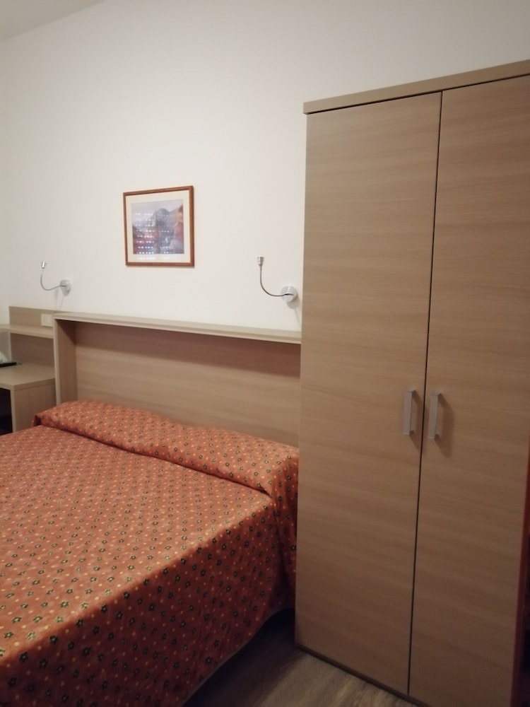 Hotel Columbia &amp; Ninfea 8/50