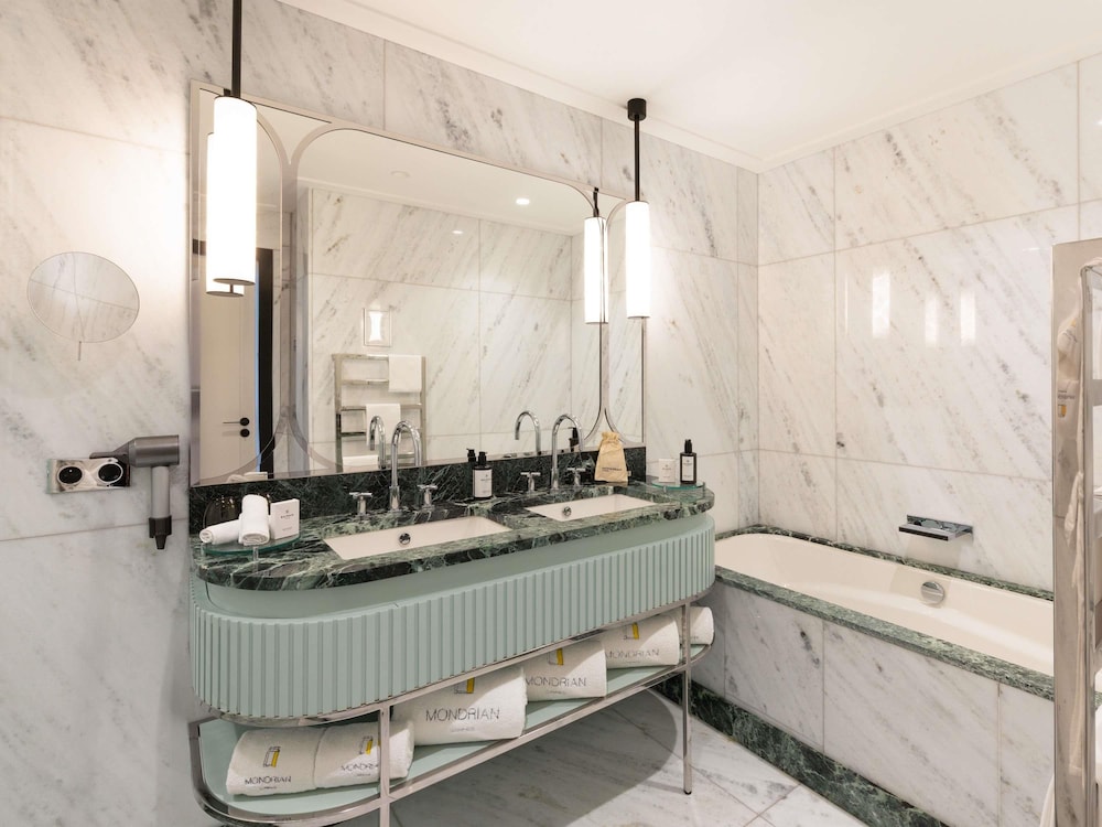 جناح سيغنتشر بسرير كينج بإطلالة على البحر بشرفة مع أريكة، Mondrian Cannes 8/8