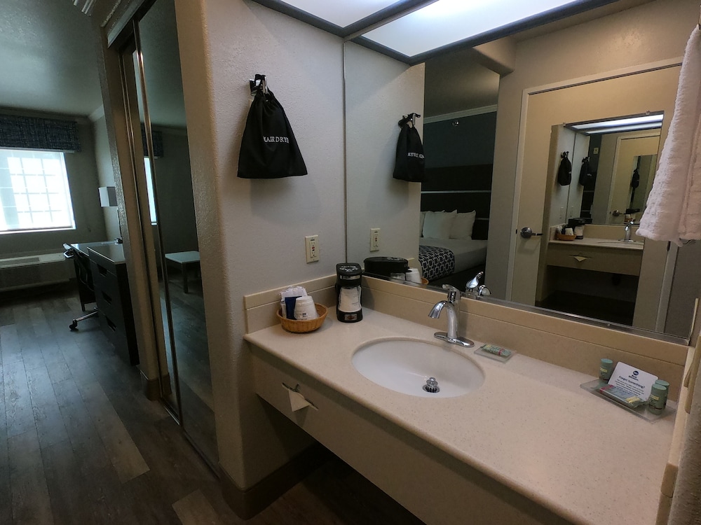 Best Western Inn & Suites Lemoore 20/36