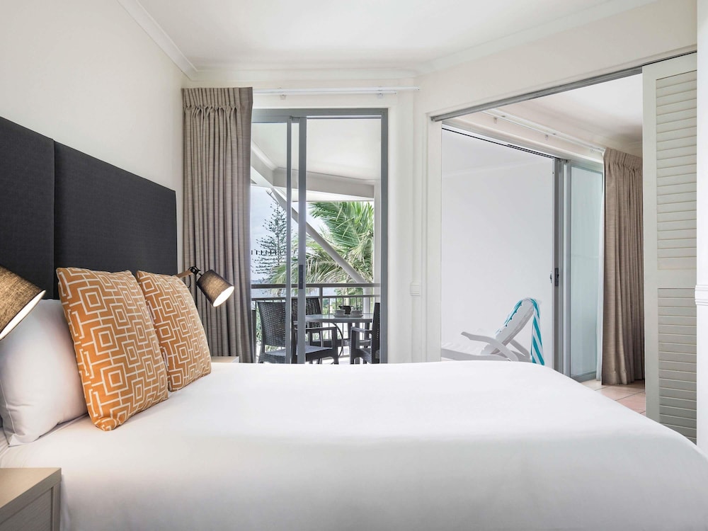 1 BEDROOM, POOL VIEW