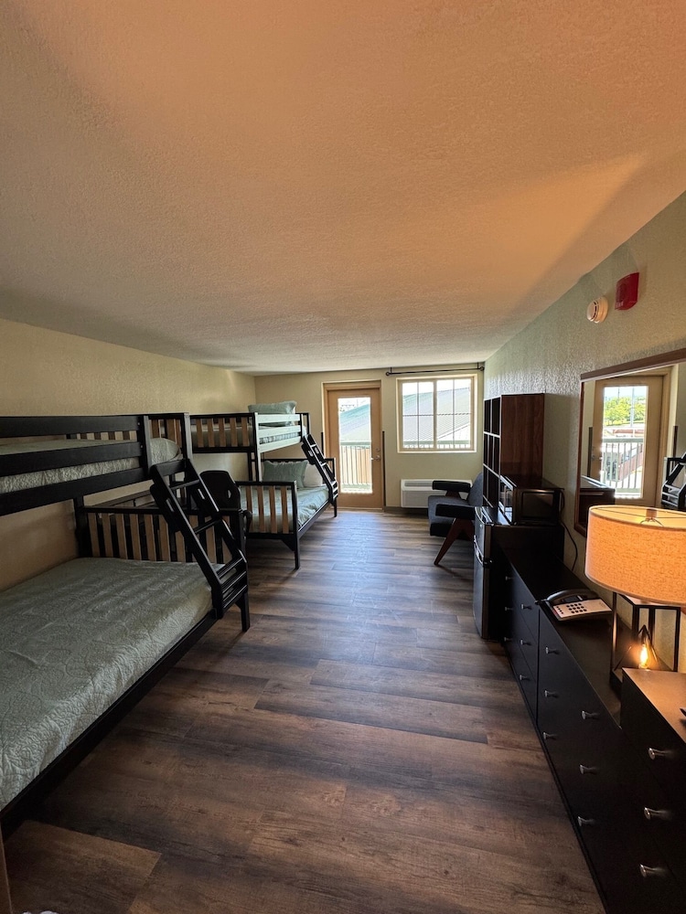 Grand Smokies Resort Lodge Pigeon Forge 21/36