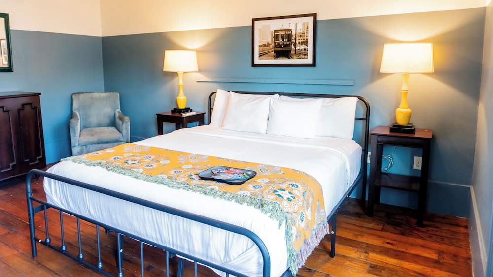 Historic Mardi Gras Inn 24/50