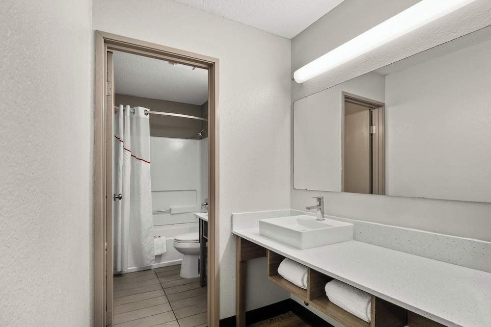 غرفة قياسية بسريرين كوين، Red Roof Plus Belleville 5/5