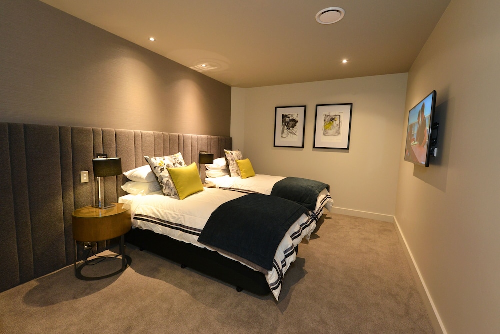 Distinction Dunedin Hotel 14/65