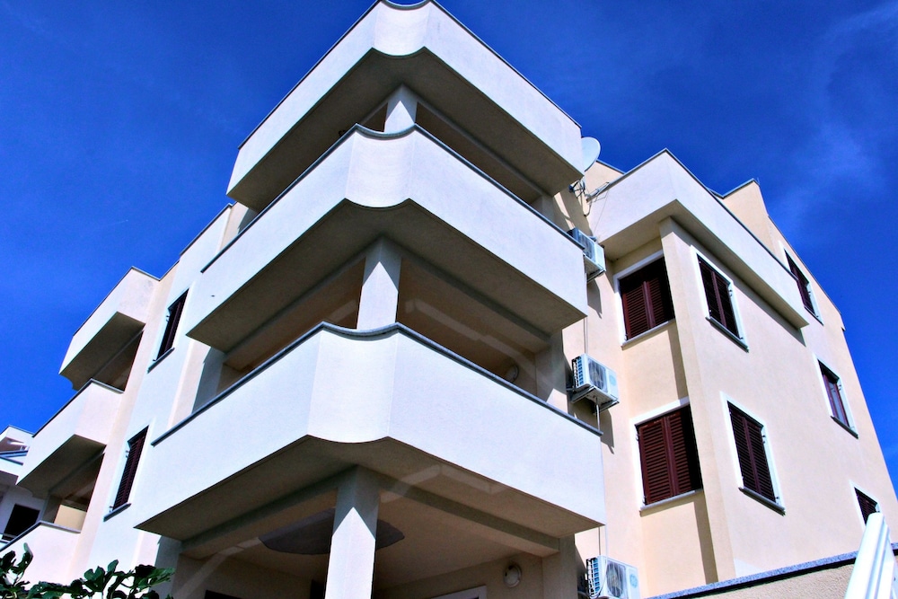 Maru Apartments 1/48
