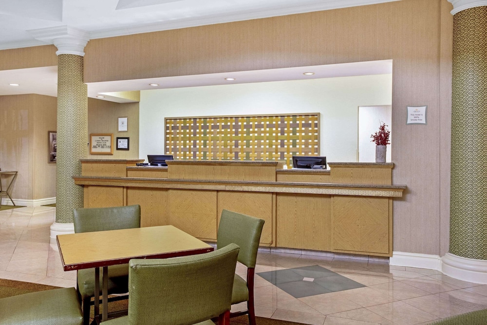 La Quinta Inn Suites Winston Salem 13/64