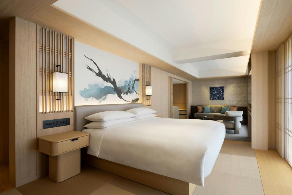 Suite, King Bed, Club Lounge Access