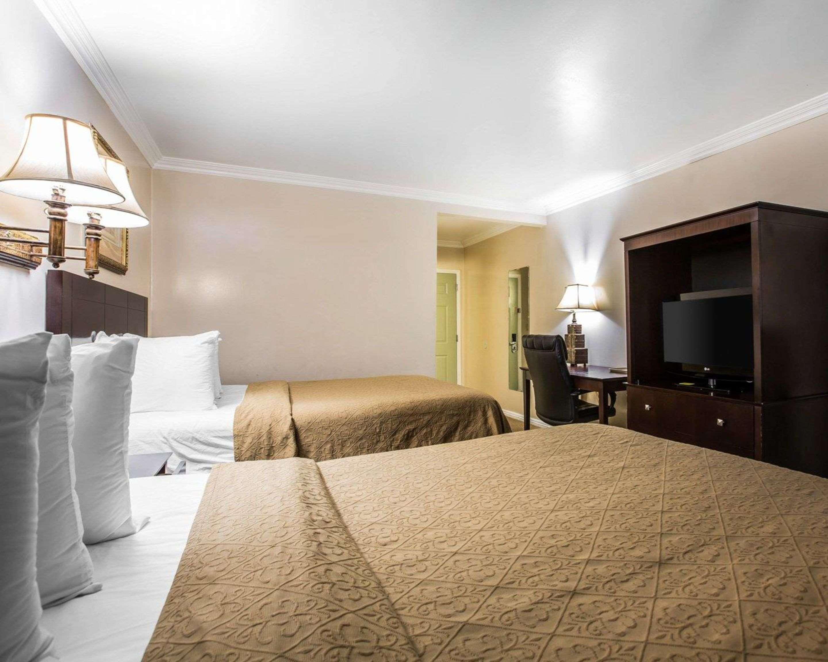 Quality Inn & Suites Thousand Oaks 17/38