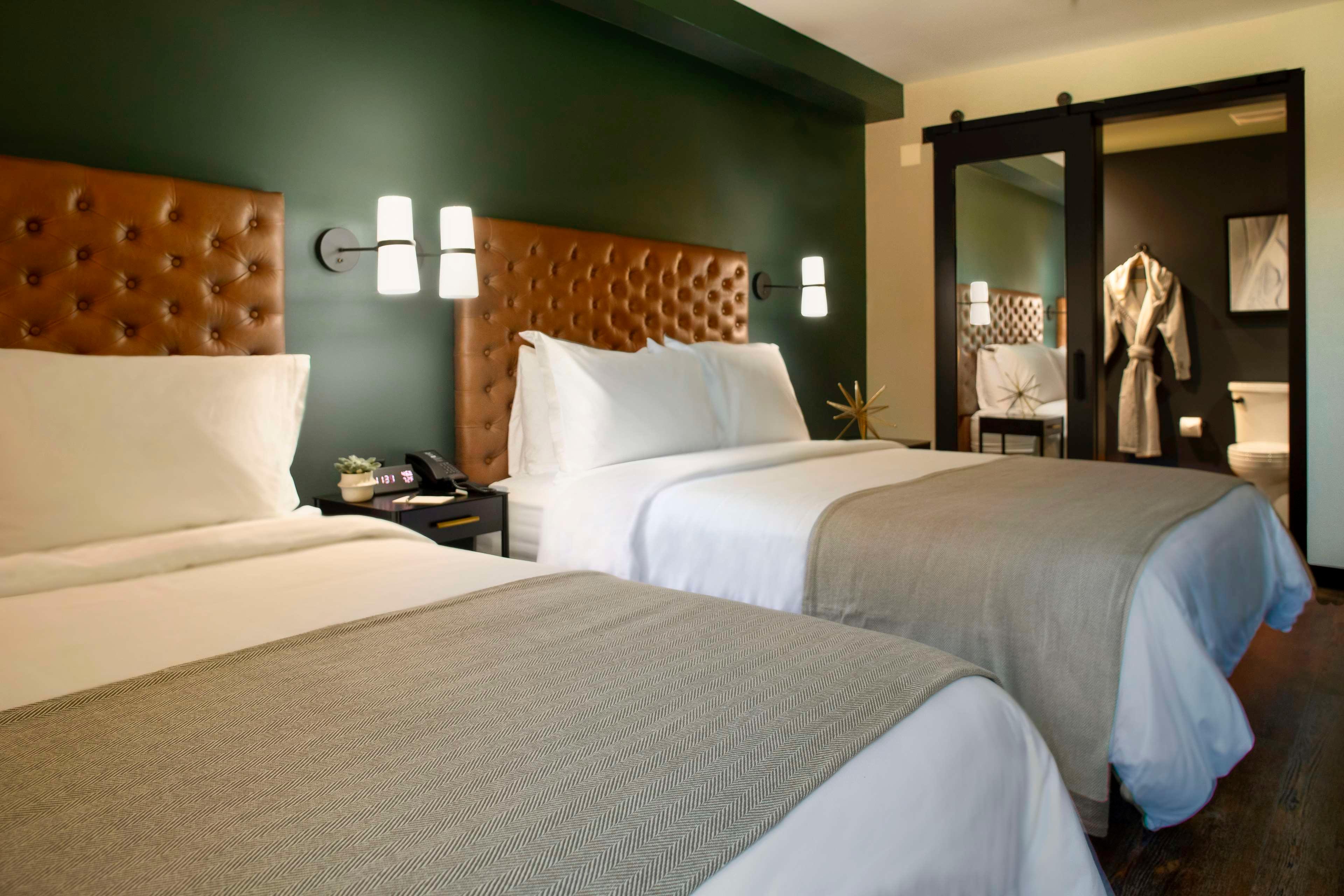 City, Queen Bed, Accessible
