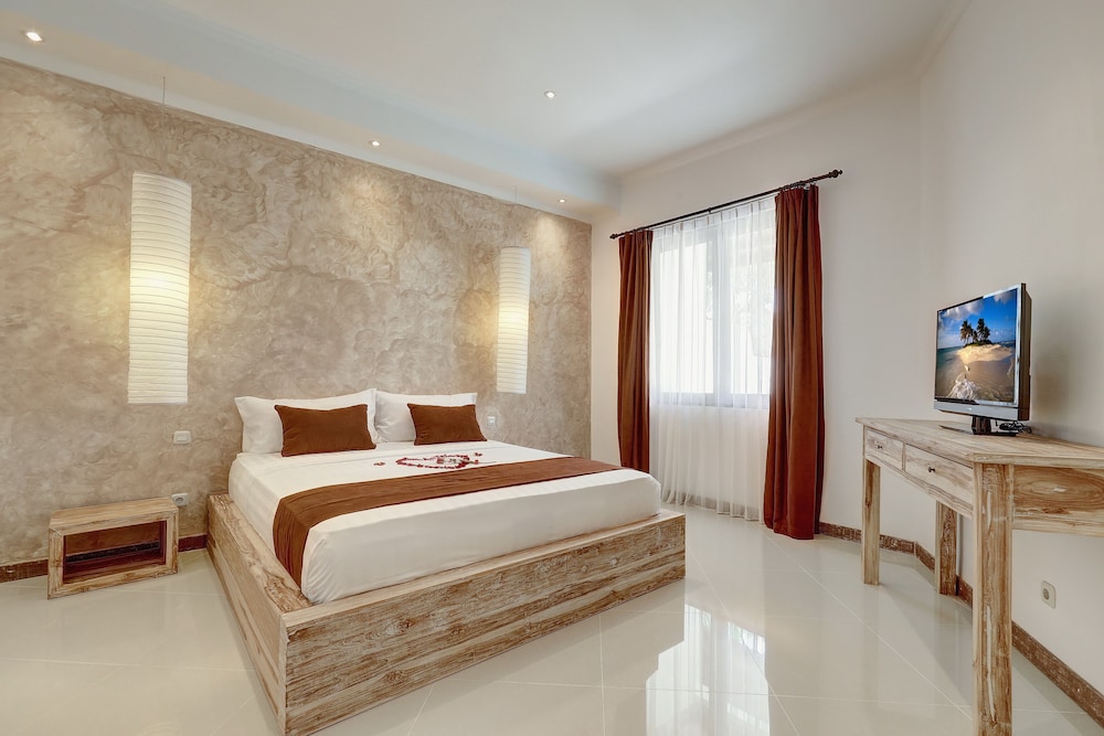 2 BEDROOMS, STUDIO, SUITE