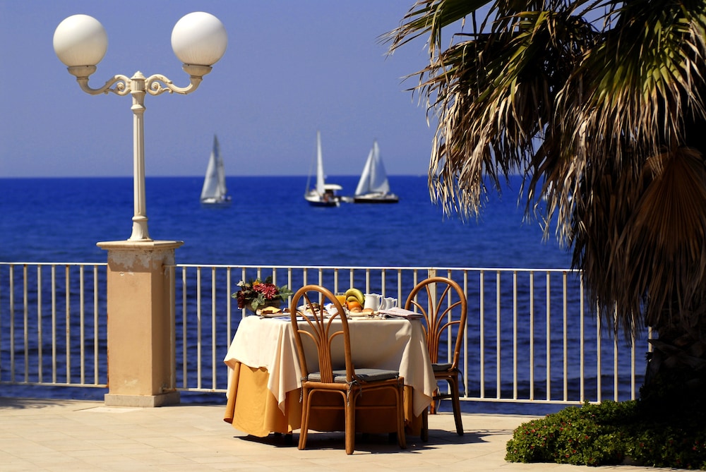 Dioscuri Bay Palace Hotel 61/75
