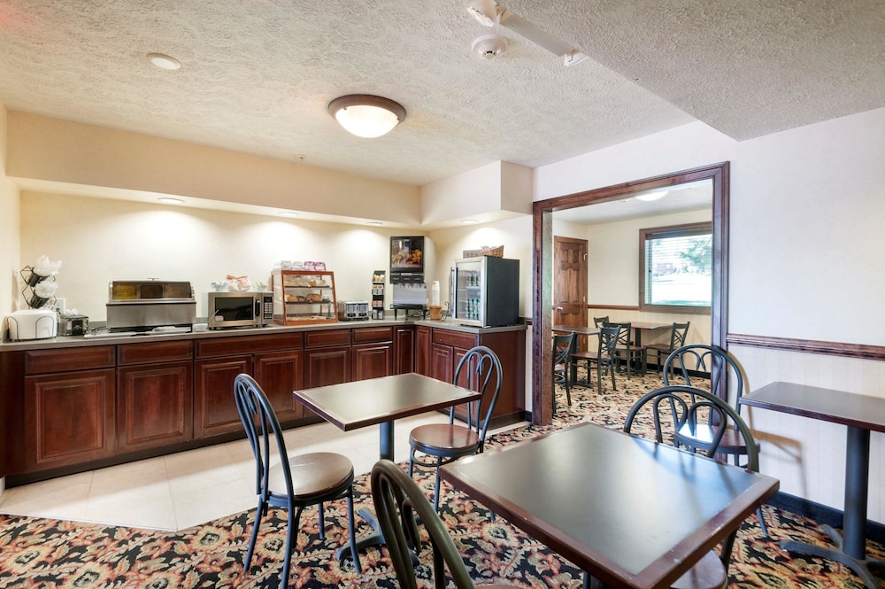 Rodeway Inn and Suites Charles Town WV 37/45