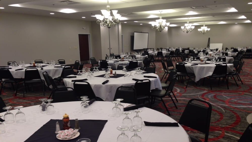 Holiday Inn Hotels And Suites Lafayette North 48/55