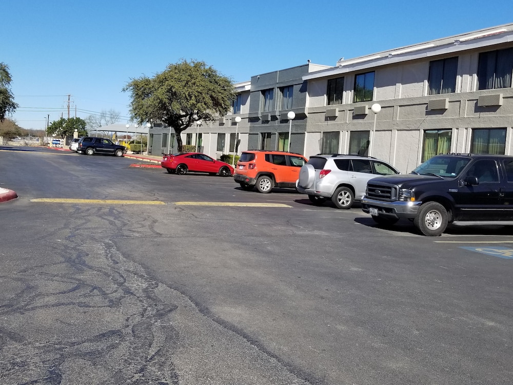 Travelodge by Wyndham San Antonio Downtown Northeast 24/35