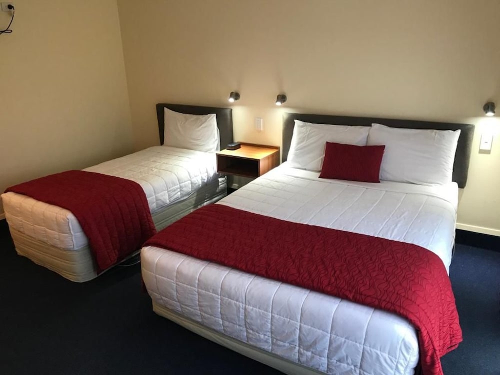 THE PEAKS MOTOR INN 7/40