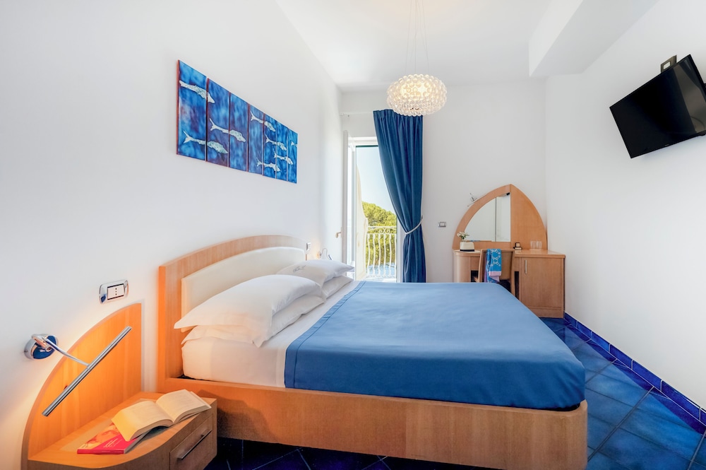 SUPERIOR, QUEEN BED, SEA VIEW, BALCONY