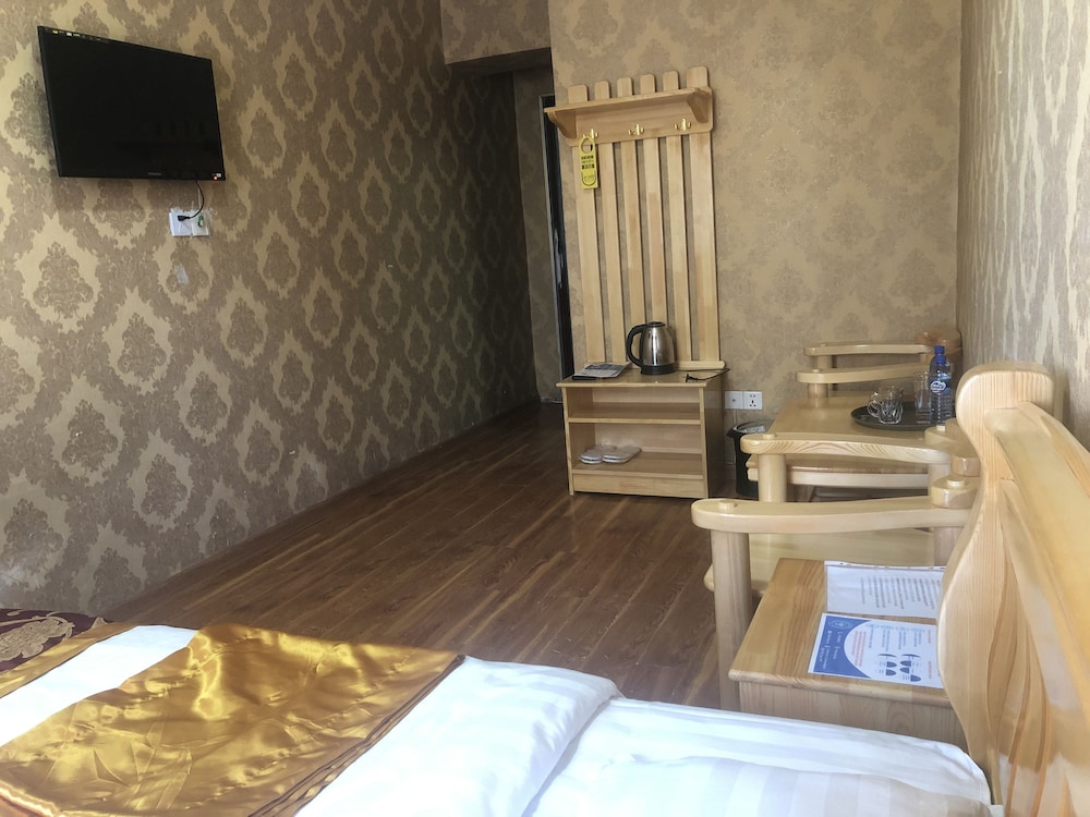 Land Hotel 32/50