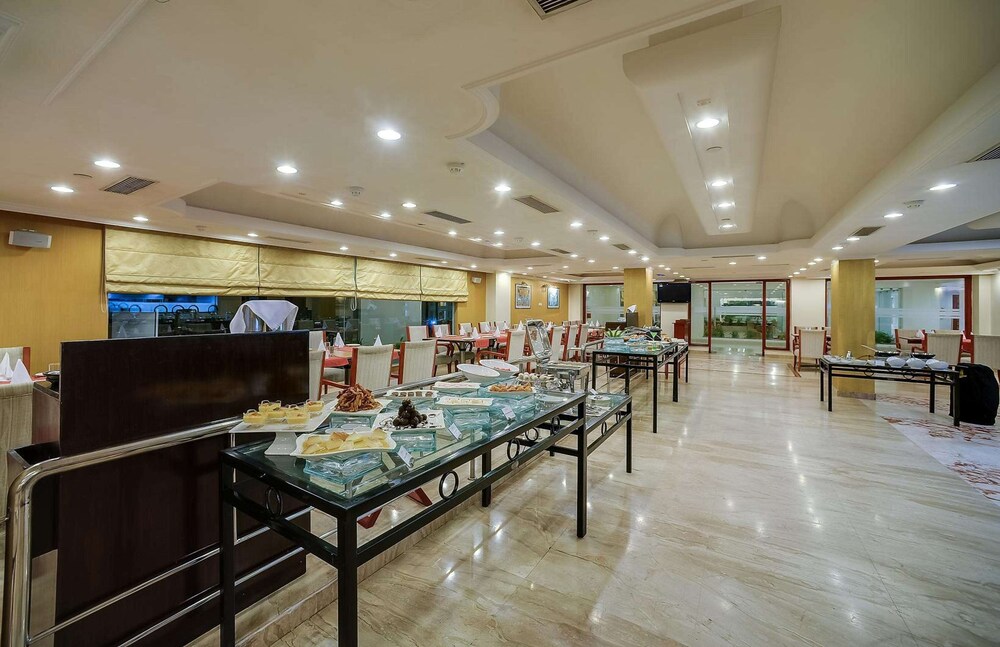 ROYAL SAROVAR PORTICO 4/35