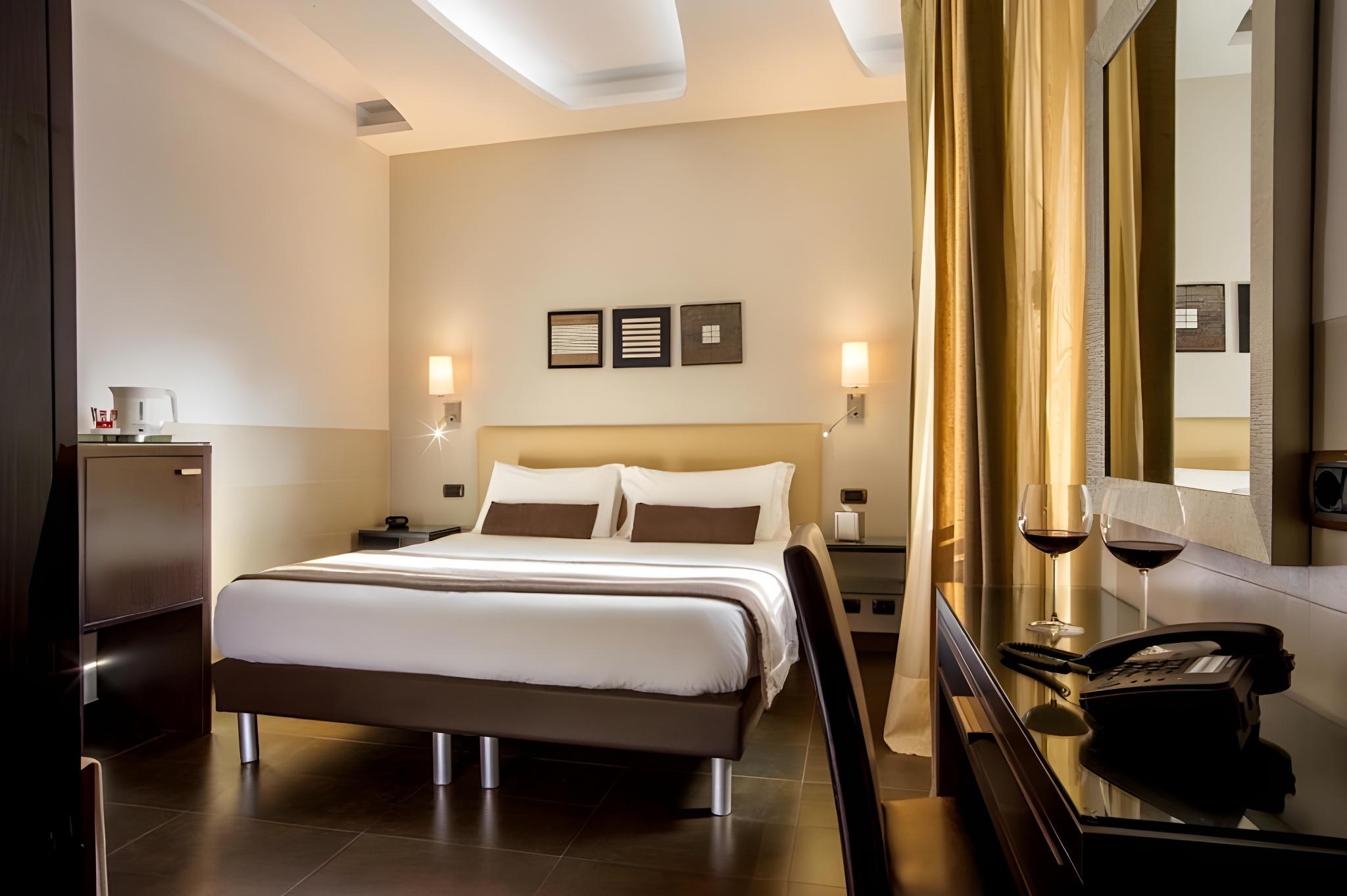 ROOM, FRENCH BED, SMALL