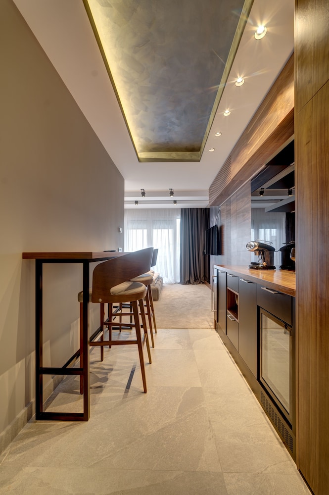 Black Pearl Luxury Suites 35/44