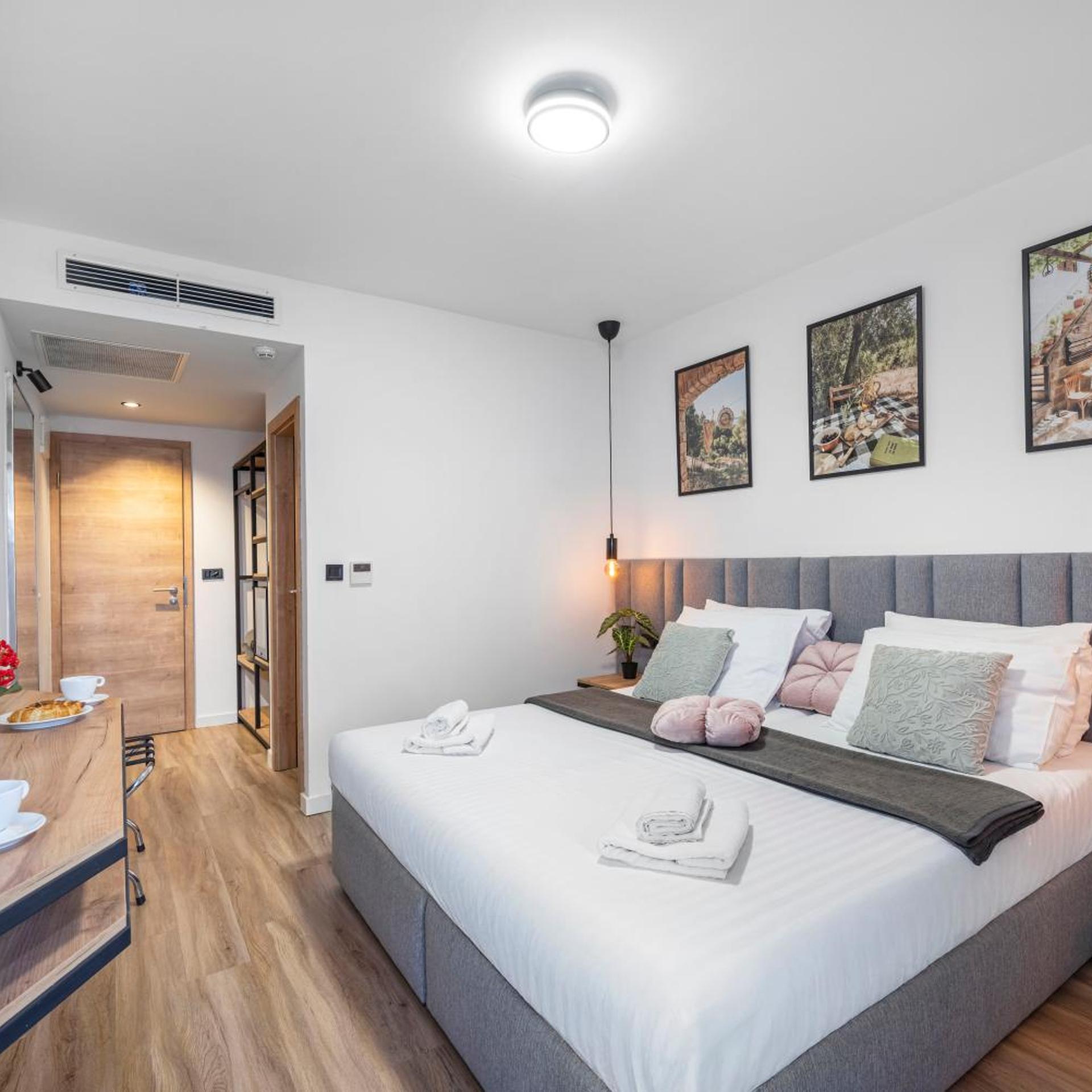 غرفة ديلوكس بسرير مزدوج بإطلالة على البحر بشرفة، Hotel Miran Pirovac 3/10