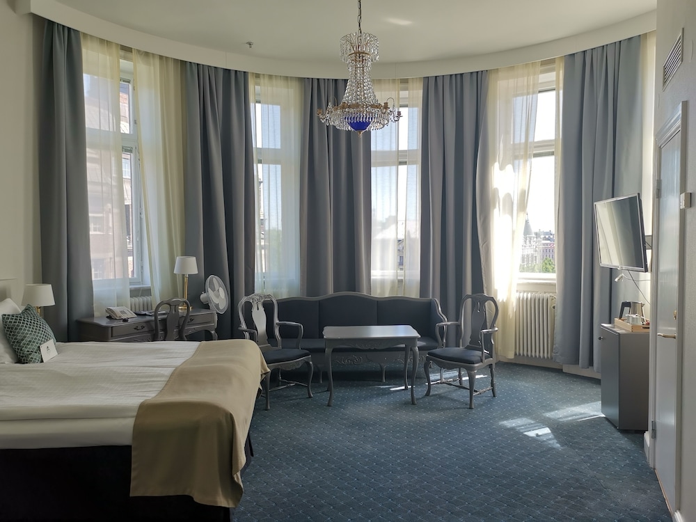 Crystal Plaza Hotel 24/32