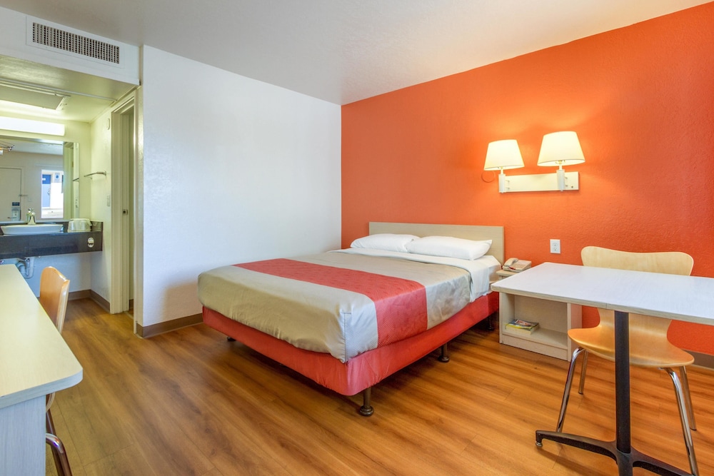 Motel6 Phoenix, AZ - North Bell Road 24/46