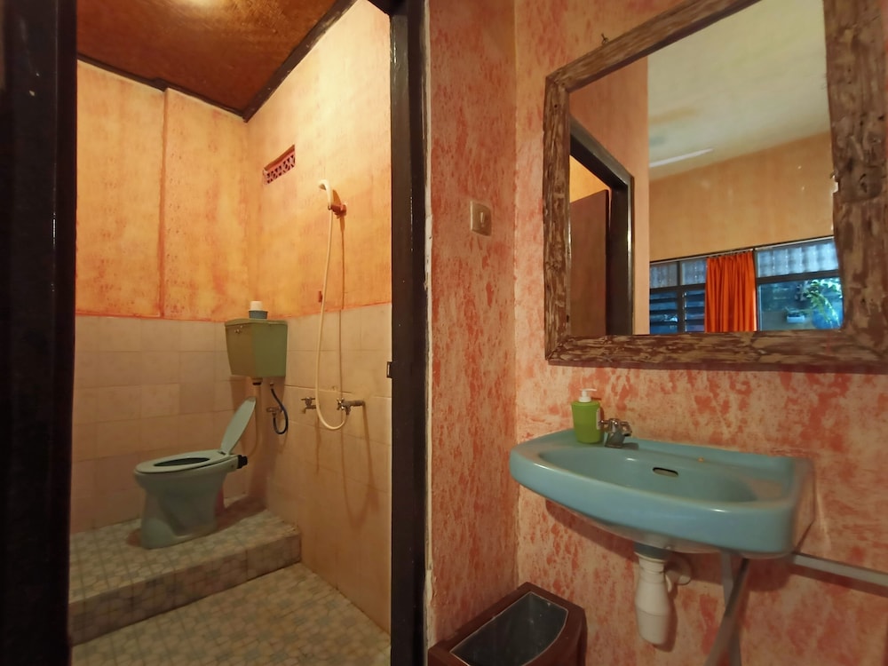 Lovina Central Hostel 28/29