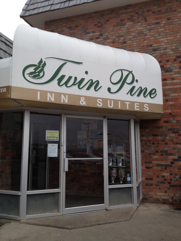 Twin Pine Inn & Suites 3/45