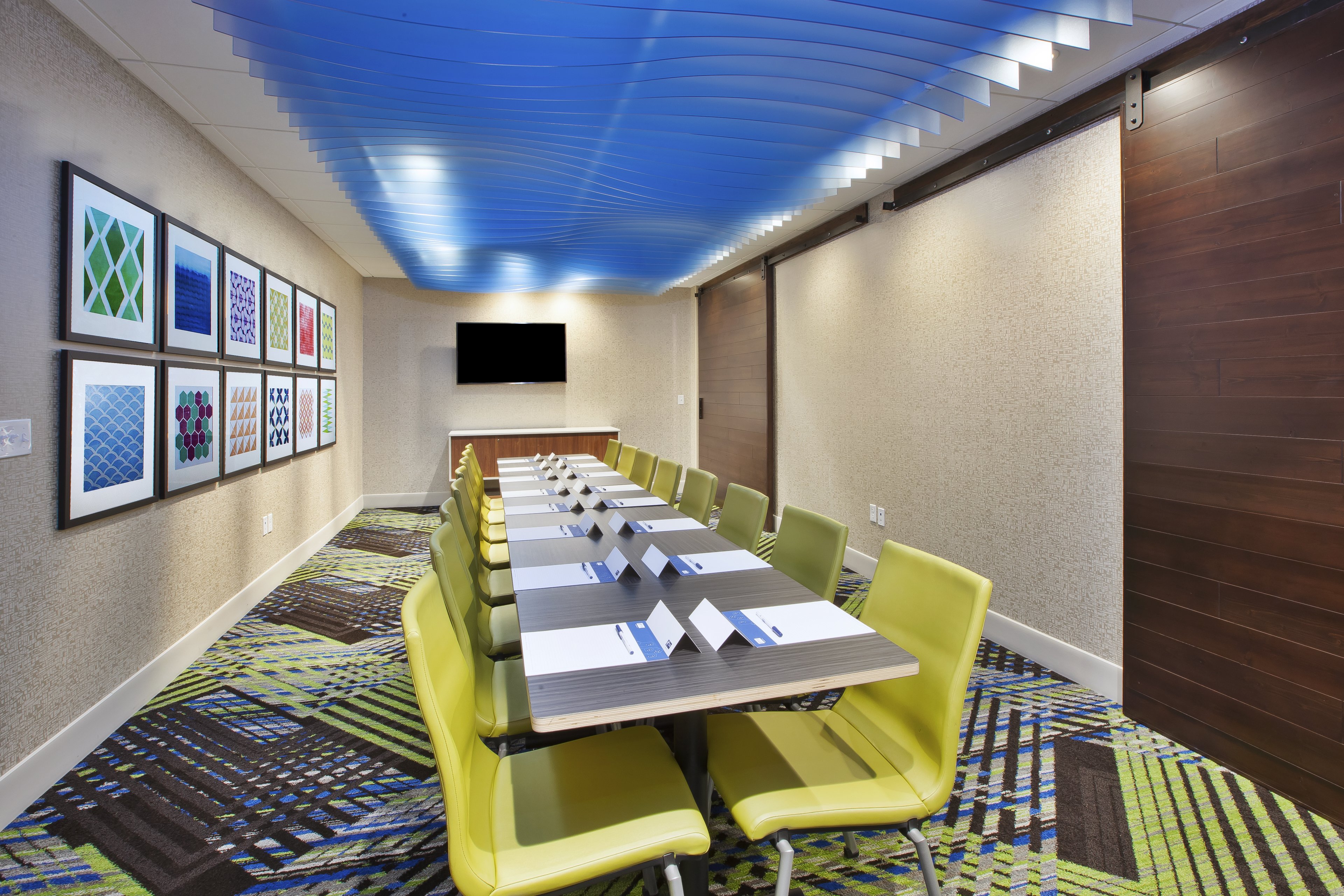 Holiday Inn Express Suites Grand Rapids Airport North 30/32