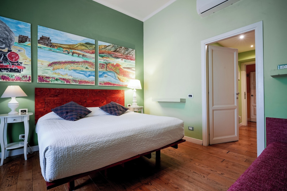 DELUXE, KING BED
