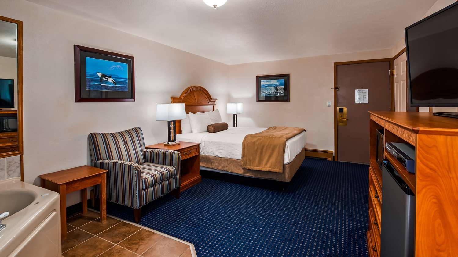 غرفة بسرير كوين بإطلالة على البحر بحوض جاكوزي، Best Western Valdez Harbor Inn 2/3