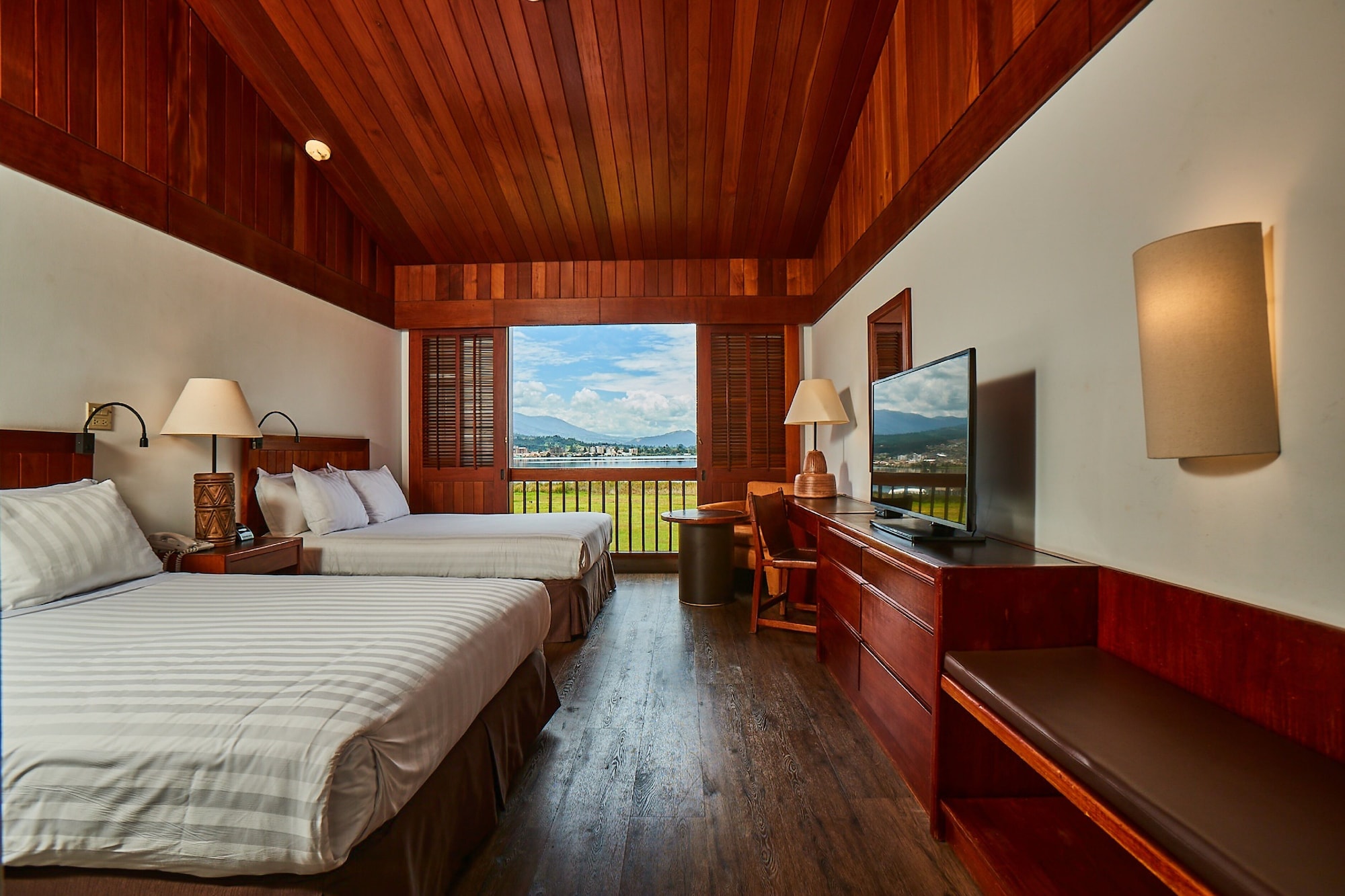 Deluxe, Twin Beds, Lake View