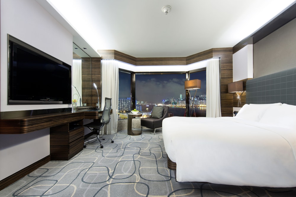 Residence Club Harbour View Room (with Club Lounge Access), New World Millennium Hong Kong 7/10