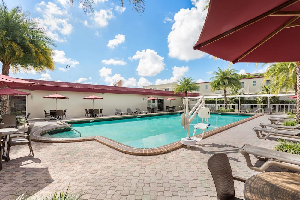 Ramada By Wyndham Miami Springs/Miami International Airport 1/48