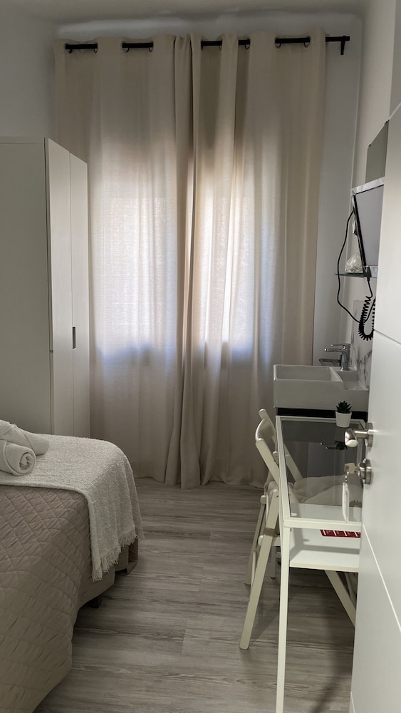 ROOM, SINGLE, SHARED BATHROOM