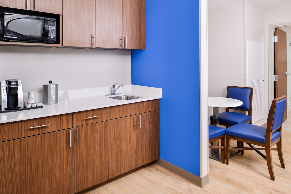Holiday Inn Express Suites Siloam Springs 11/57