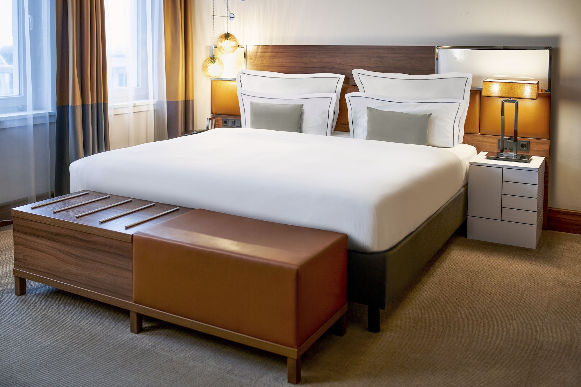 ROOM, QUEEN BED