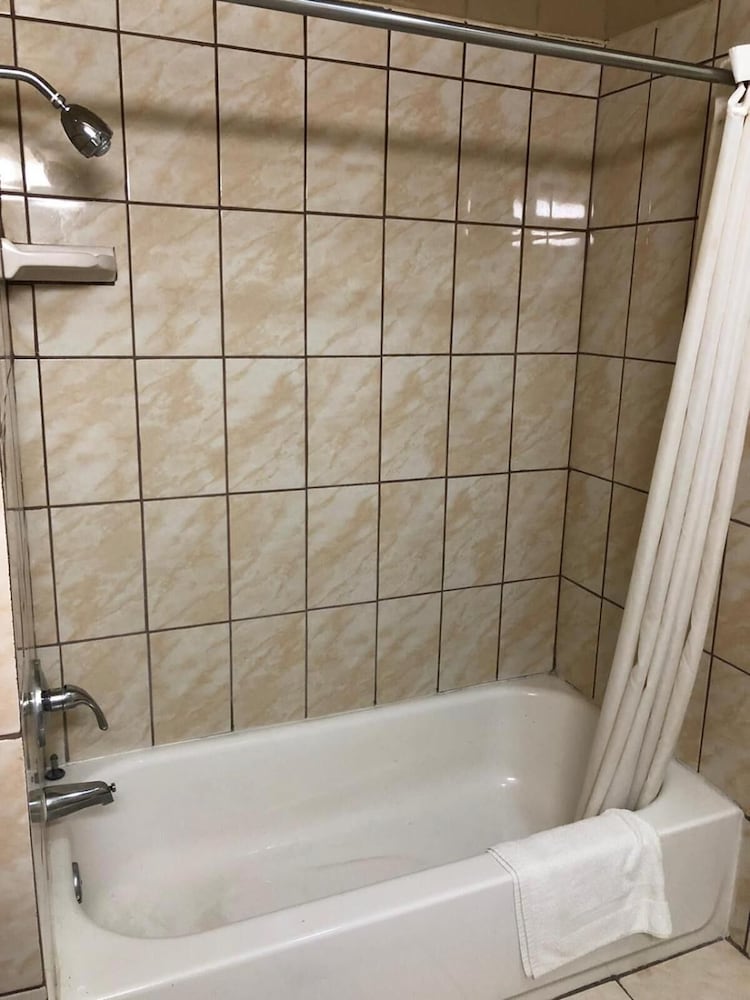 Aqua Inn Motel 27/28