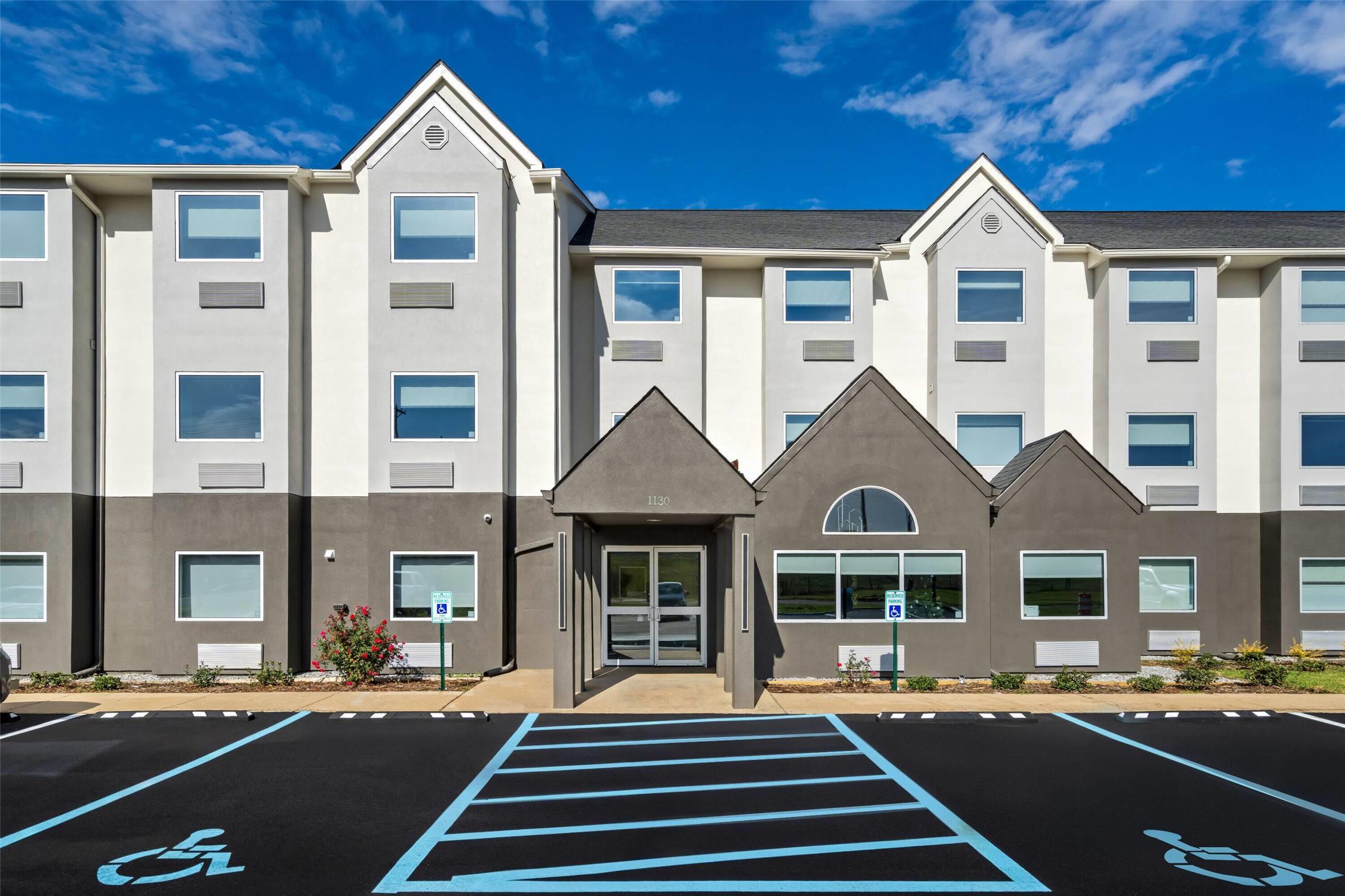 Days Inn & Suites by Wyndham Brandon Amphitheater 7/27