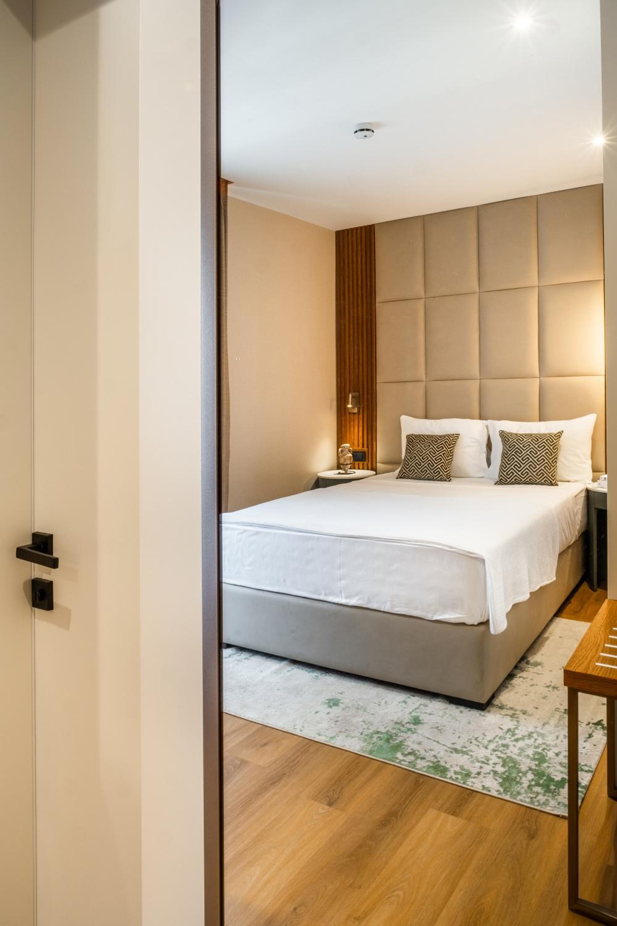 Standard, Double Bed, Hotel Villa Royal 2/7