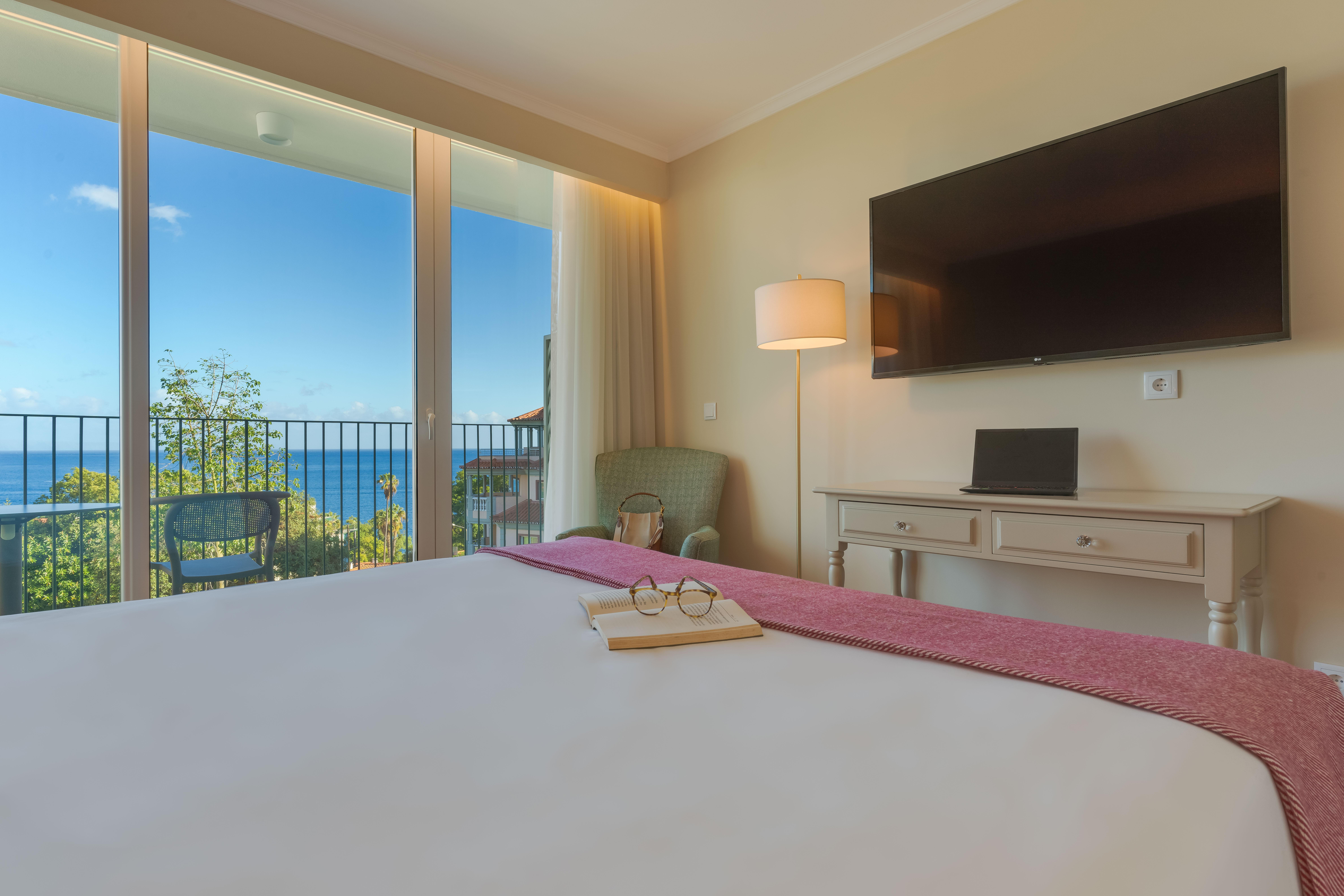 Classic, Side Sea View, Balcony