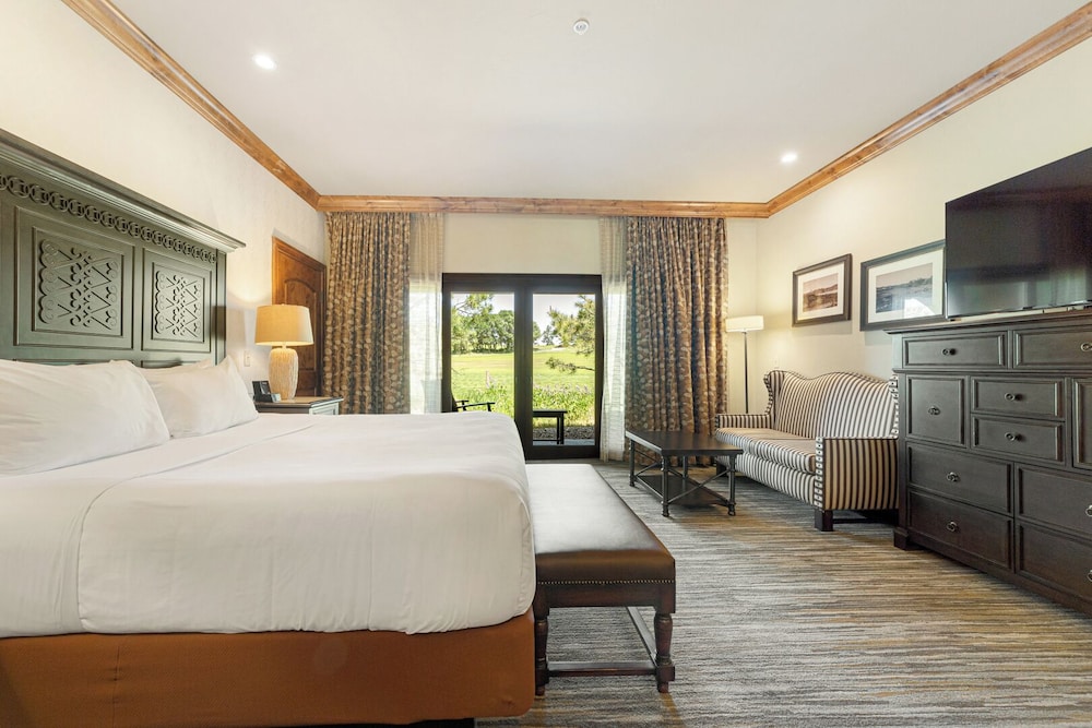 DELUXE, KING BED