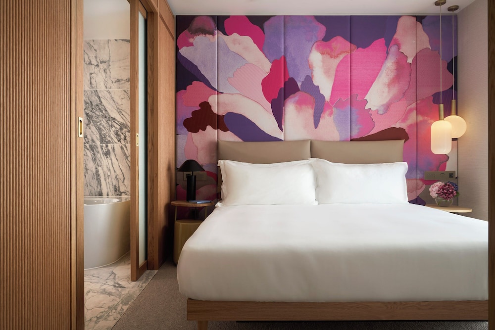 Mary Lebone, Suite, King Bed